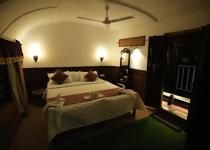 Kalappura Houseboats & Tours