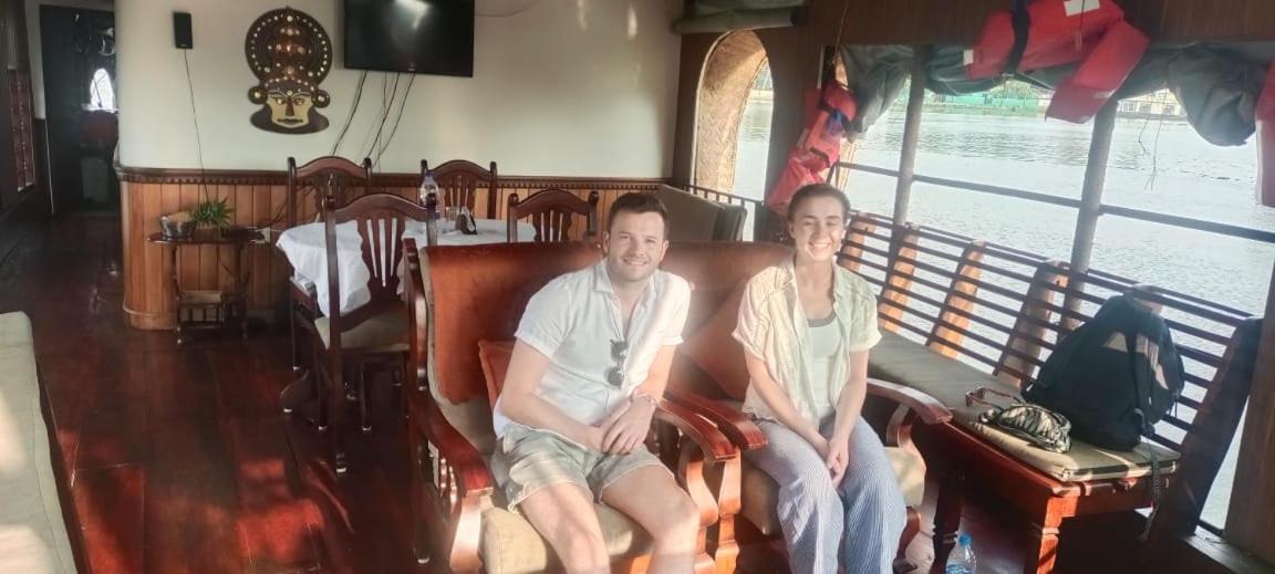 Botel Kalappura Houseboats & Tours