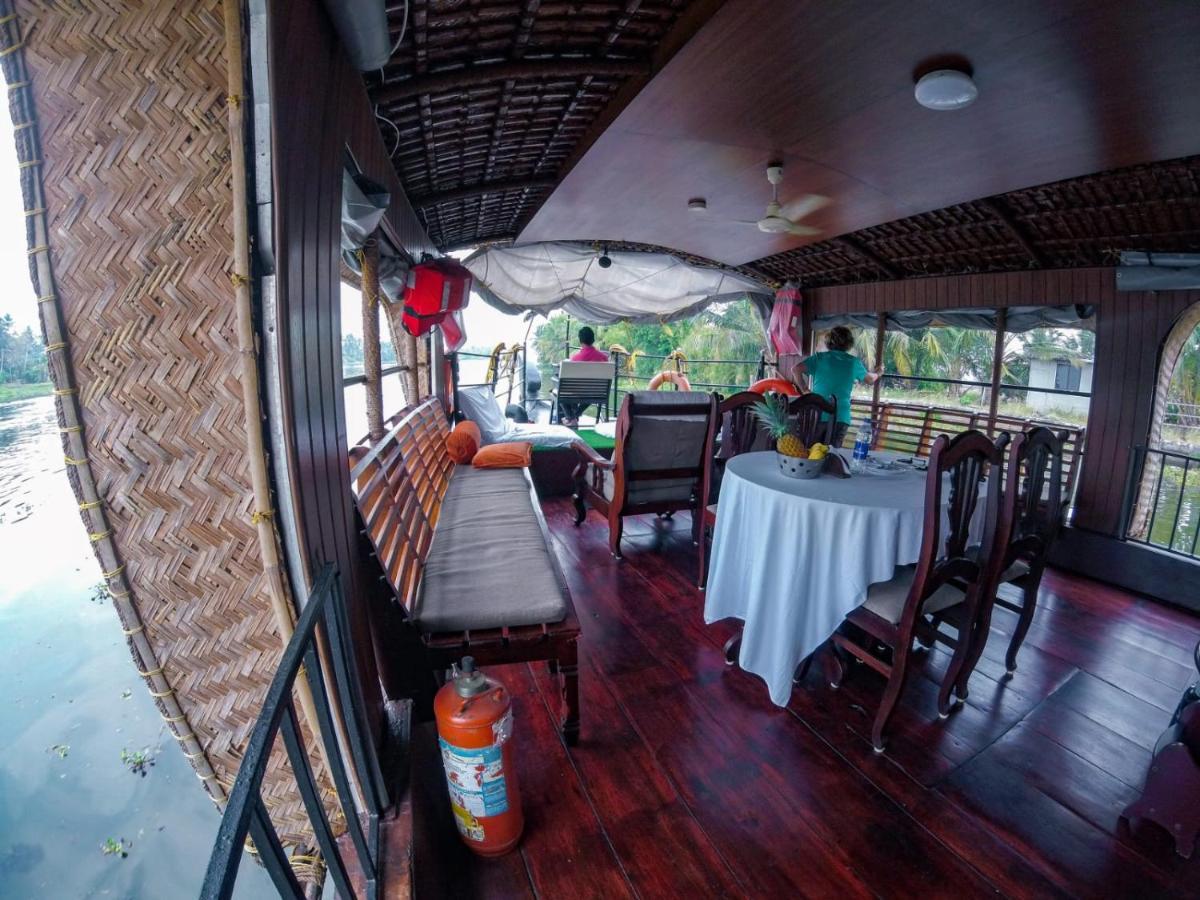 Kalappura Houseboats & Tours Botel *