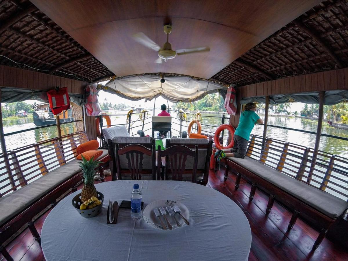 Kalappura Houseboats & Tours Botel *