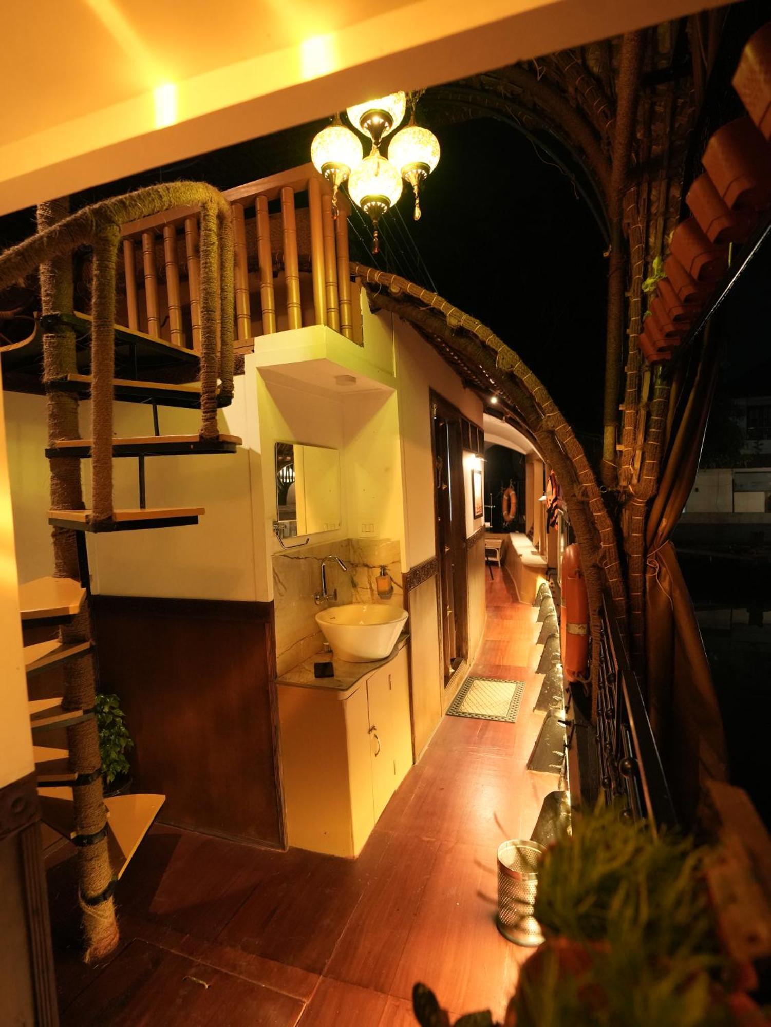 Kalappura Houseboats & Tours Botel