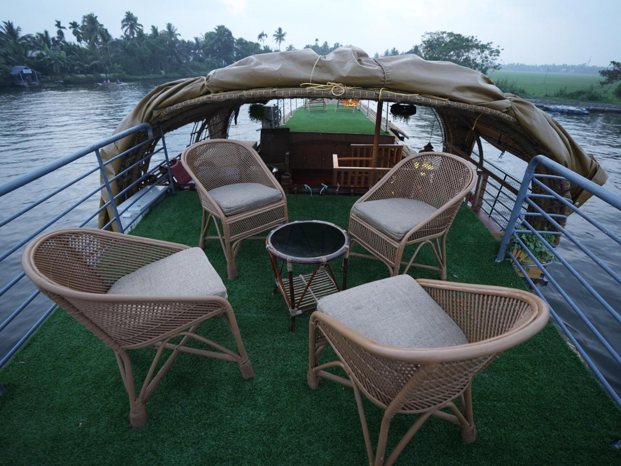 Kalappura Houseboats & Tours Botel