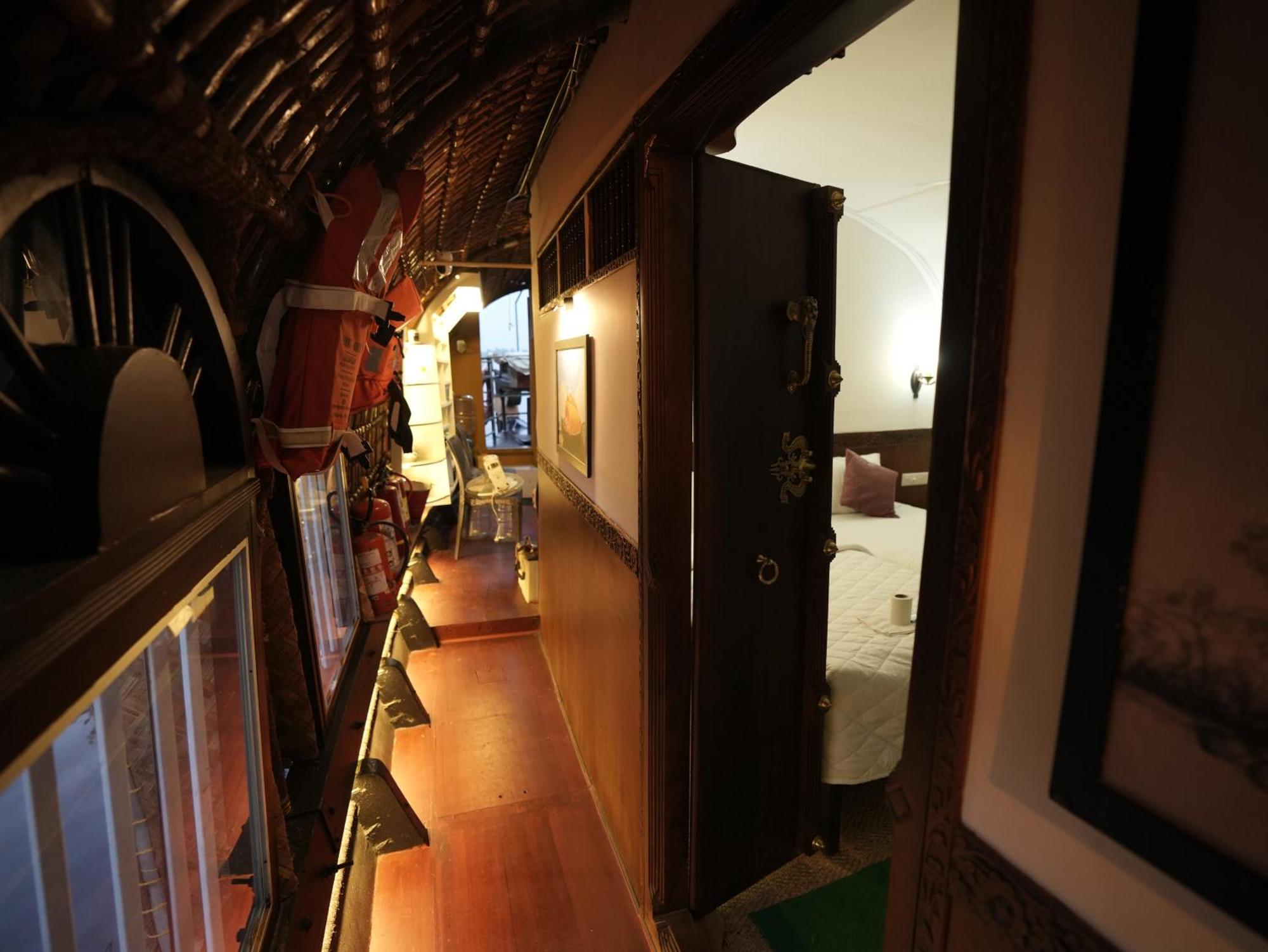 Botel Kalappura Houseboats & Tours