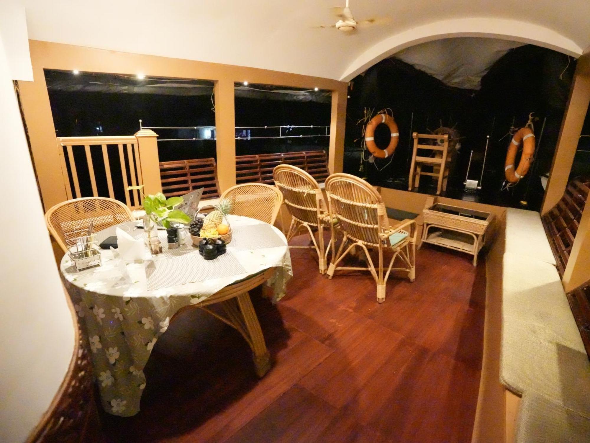 Kalappura Houseboats & Tours Botel *